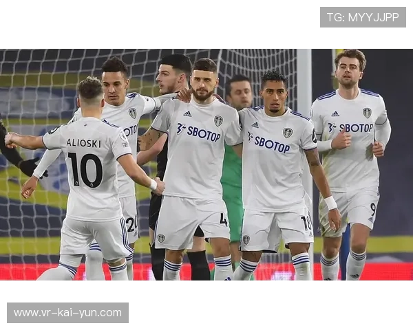 阿伦森小角度破门，利兹联主场领先曼联